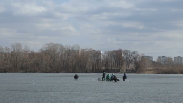 Donmuş bir gölün ortasında kış balıkçılık. — Stok video