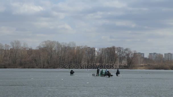 Pesca invernale in mezzo a un lago ghiacciato . — Video Stock