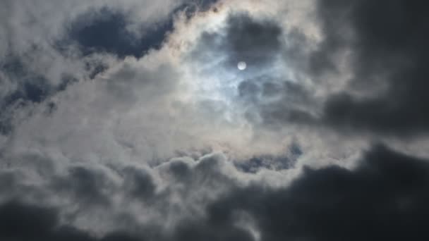 Nuages de pluie lourds avant une tempête. Vidéo hd complète 