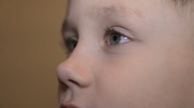 Çocuğun yüzünü kapat