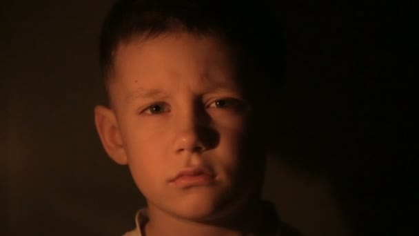 Ребенок держит горящую свечу в руках — стоковое видео