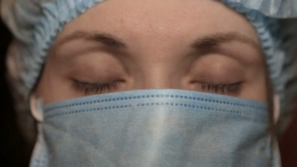 Une femme médecin en pansement médical . — Video