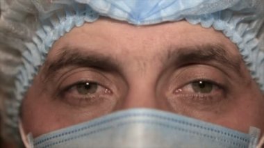 Ameliyat sonrası bir tıbbi maske doktorlar yüzüne yakın çekim
