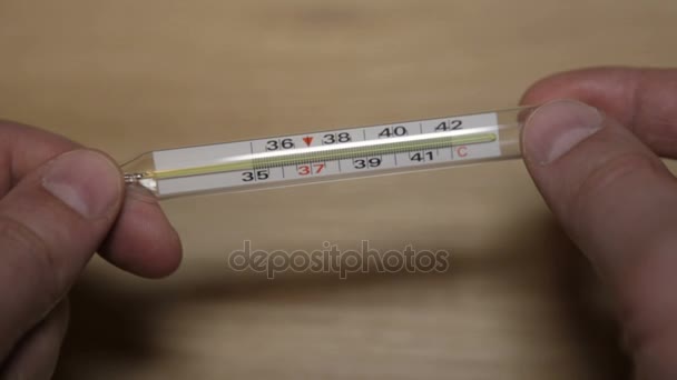 Termómetro de mercurio de vidrio toma temperatura — Vídeo de stock