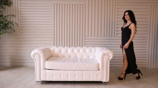 Menina sexy posando em couro branco sofa.Full hd vídeo — Vídeo de Stock