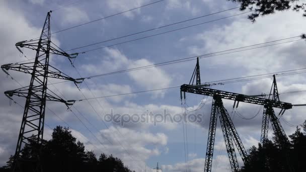 Yüksek gerilim kabloları, güç istasyonu — Stok video