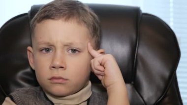 Ofis koltuğu üzerinde ciddi çocuk yakın çekim