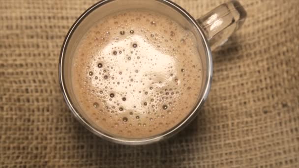 Cappuccino s pěnou v bílém cup — Stock video