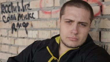 Bir erkekte umutsuzluk üzerinde terk edilmiş bir binada. dolu hd video
