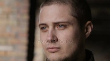 Terk edilmiş bir binada üzerinde askeri Üniformalı erkeklere