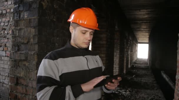 Ingenieur bouwer onderzoekt concepten op een tablet. full hd-video — Stockvideo