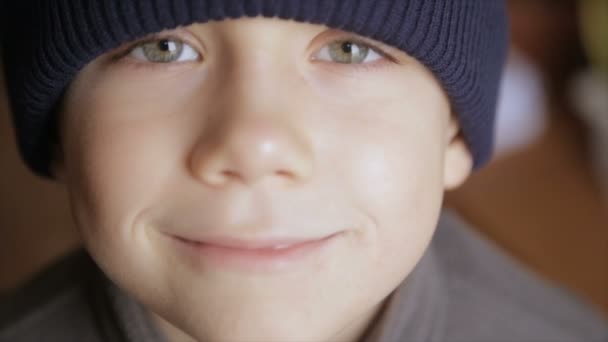 Retrato de un niño con sombrero de invierno. Vídeo completo hd — Vídeo de stock