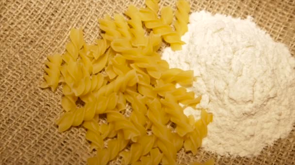 Servir la pasta espolvoreada con harina, con rotación — Vídeos de Stock