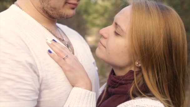 Het meisje legde zachtjes haar handen op de brede borst van de man — Stockvideo