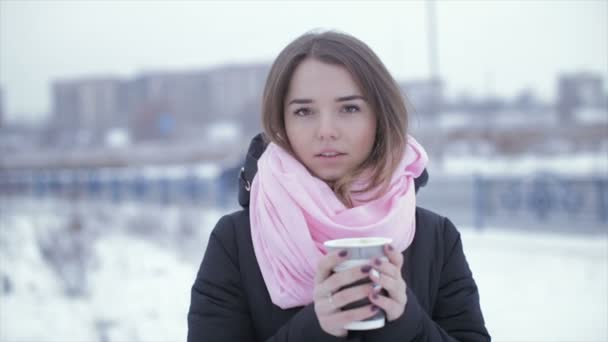 Donna che beve caffè cappuccino da una tazza di carta — Video Stock