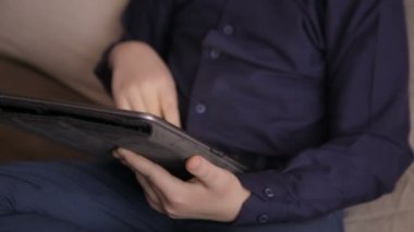 Bir tablet üzerinde oynayan çocuk. Dolu hd video