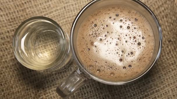 Copa de vidrio de capuchino y un vaso de agua — Vídeo de stock