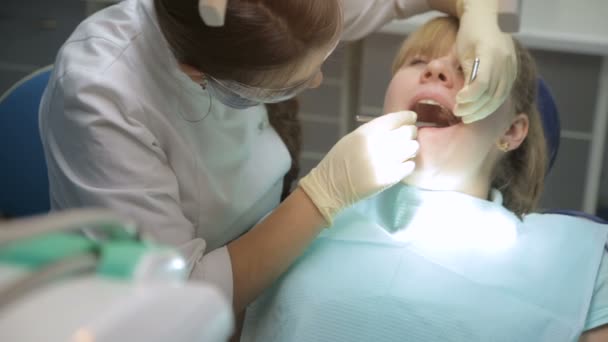 Paciente en una recepción en el dentista — Vídeos de Stock