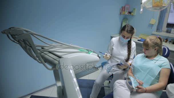 Ασθενή στη δεξίωση στον οδοντίατρο — Αρχείο Βίντεο