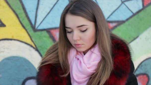 Fille avec une tablette dans les mains à l'extérieur en hiver.Full HD vidéo — Video