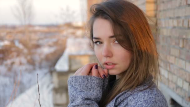 Frozen girl in an abandoned construction site.slow-motion — Stock Video