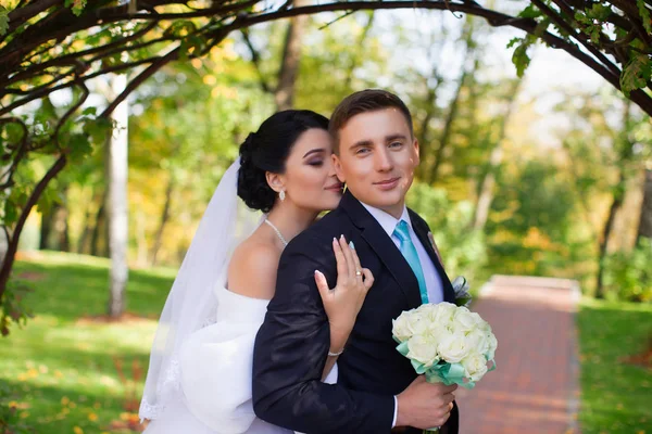 La sposa ha abbracciato teneramente lo sposo — Foto Stock