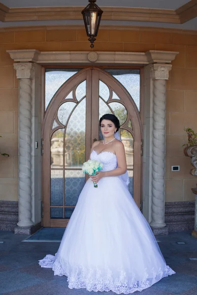 Nevěsty s kyticí na pozadí dveře — Stock fotografie