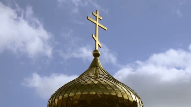 Позолоченный купол православной церкви. Полное видео — стоковое видео