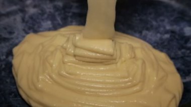 Taze hamur bir pasta şeklinde. Yakın çekim .