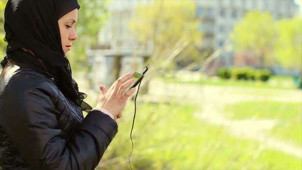 Femme musulmane avec une tablette dans ses mains à l'extérieur.Full HD vidéo — Video