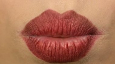 Kız bir hava ile dudakları öpmek yapar