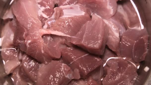 Carne fresca cruda cortada en trozos, en rotación, de cerca — Vídeo de stock