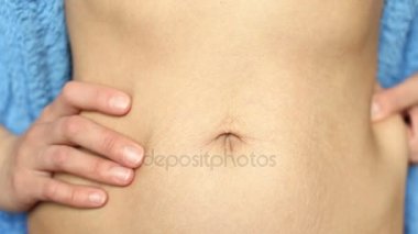 Bir kız mavi bir elbise içinde ağırlığının aşırı gösterir