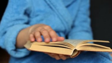 Bir kitap, yakın çekim kız