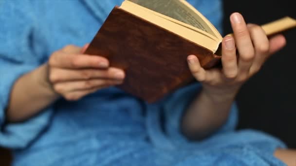 Menina segurando um livro, close-up — Vídeo de Stock
