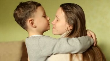 Mutlu çocuk şefkatle annesini kucakladı