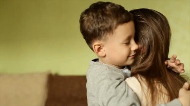 Mutlu çocuk şefkatle annesini kucakladı