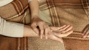 Anne, yavaşça ellerini çocuğun ütüler