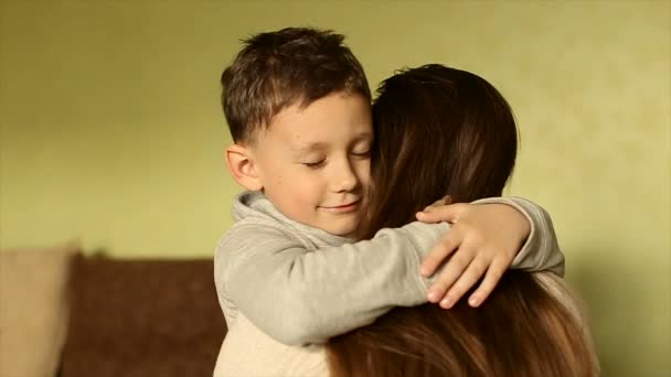 Den glada pojken omfamnade ömt sin mor — Stockvideo