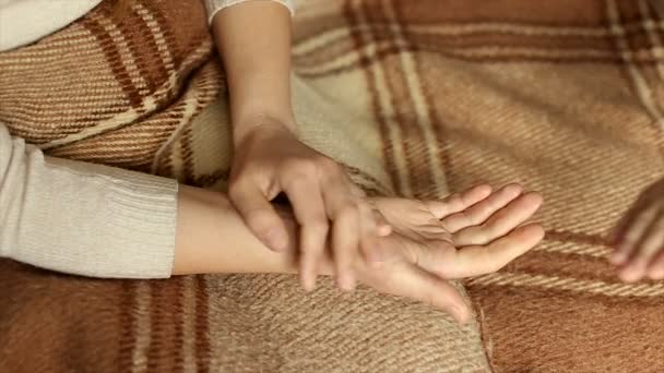 Mamma stryker försiktigt händerna på barnet — Stockvideo