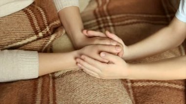 Çocuk şefkatle benim anneler hands.full hd video kucakladı