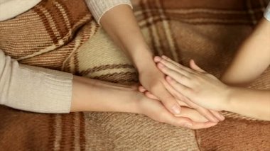 Çocuk yavaşça anneler ellerimi vuruş