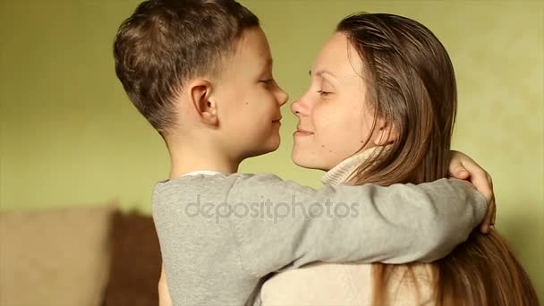 Den glada pojken omfamnade ömt sin mor — Stockvideo