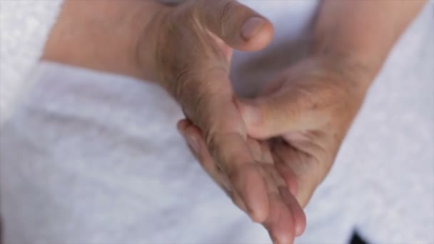 Mãos femininas enrugadas, close-up — Vídeo de Stock