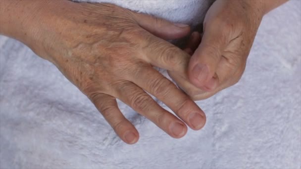 Морщинистые женские руки, крупным планом — стоковое видео