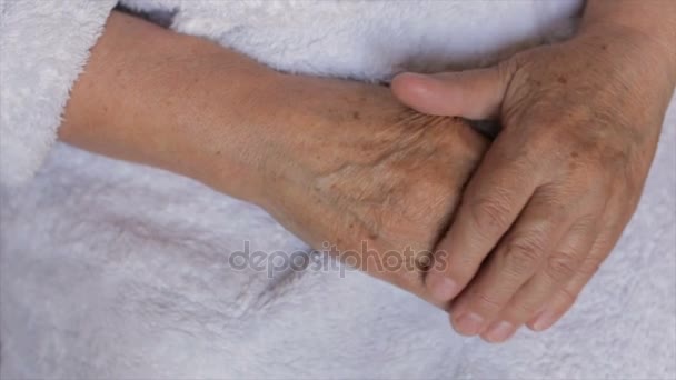 Mãos femininas enrugadas, close-up — Vídeo de Stock