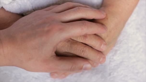 A man caresses a wrinkled woman's hand,full hd video — Stock Video