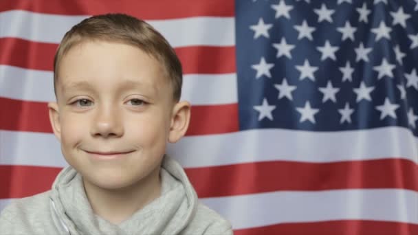 Van de jongen portret tegen de achtergrond van de Amerikaanse vlag. Close-up — Stockvideo