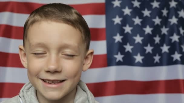 Πορτραίτο του αγοριού φόντο την αμερικανική banner. Κοντινό πλάνο — Αρχείο Βίντεο