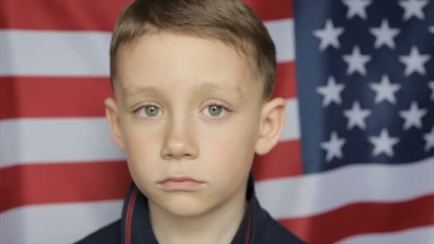 Van de jongen portret tegen de achtergrond van de Amerikaanse vlag. Close-up — Stockvideo